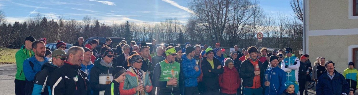 Alle Teilnehmer lauschen gespannt den Worten vor dem Start